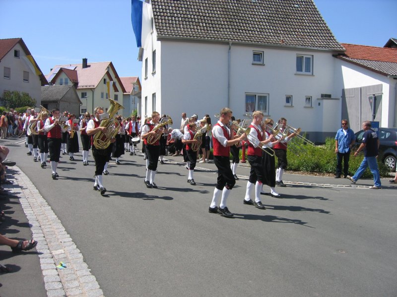 Musikkapellen beim Festzug durch Hohenroth