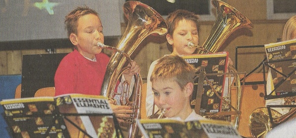 Musik im Herzen haben nicht nur die Mitglieder des großen
        Orchesters und des Jugendensembles, sondern auch schon die kleinen Instrumentalisten
        der Bläserklassen vom Musikverein Hohenroth