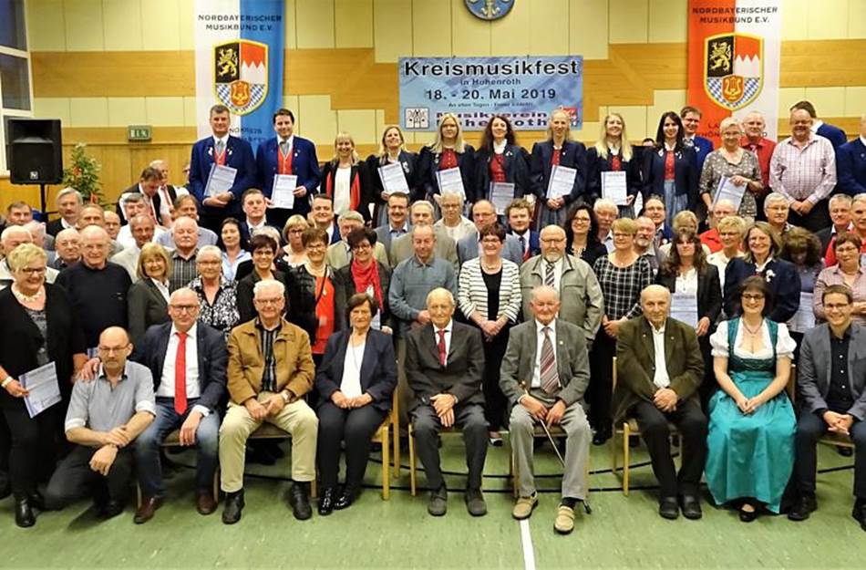 Das Foto zeigt alle geehrten Mitglieder des Musikverein Hohenroth. Foto: Robert Wagner
