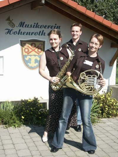 Sehr erfolgreich waren drei Nachwuchsmusiker des Musikvereins Hohenroth bei der Gold-Prfung in Hammelburg: Barbara Maaser (Saxophon), Christian Maaser (Saxophon) und Johanna Maaser (Waldhorn) haben die hchste Auszeichnung, die im Amateurbereich zu erwerben ist, erhalten.