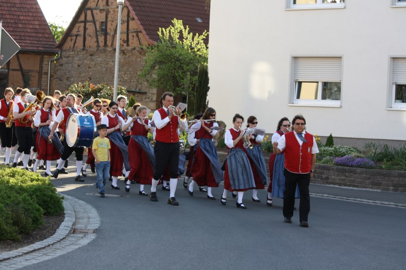 maibaumaufstellung_22.jpg