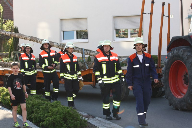 maibaumaufstellung_25.jpg