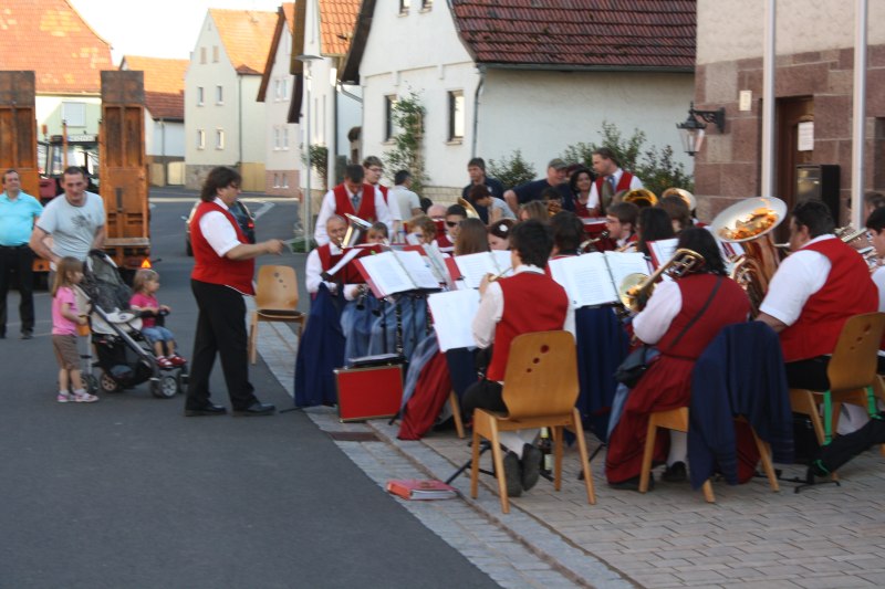 maibaumaufstellung_40.jpg