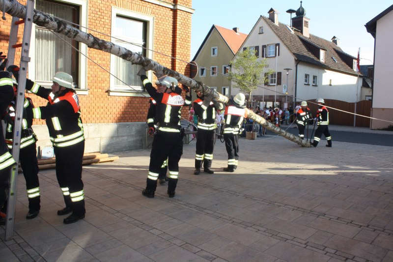 maibaumaufstellung_53.jpg