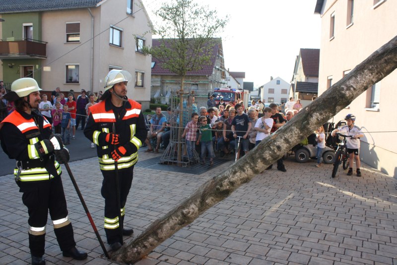 maibaumaufstellung_60.jpg