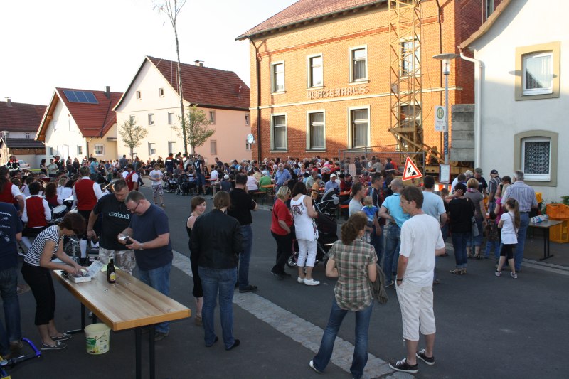 maibaumaufstellung_80.jpg