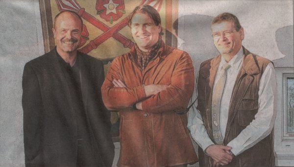 Vorstand Georg Straub und Klaus Hentzschel mit dem neuen Dirigenten
         Richard Carson Stuart