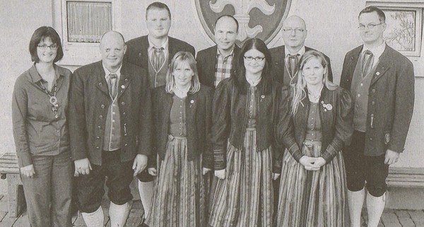 Auf eine aktive Musikert&auml;tigkeit von 20, 30 und 40 Jahren k&ouml;nnen diese Musiker beim Musikverein Hohenroth
zur&uuml;ckblicken. F&uuml;r &uuml;ber zehn Jahre Vorstandst&auml;tigkeit erhielt Georg Straub (5. von links) die Ehrennadel in Bronze
des Bezirkes Unterfranken.