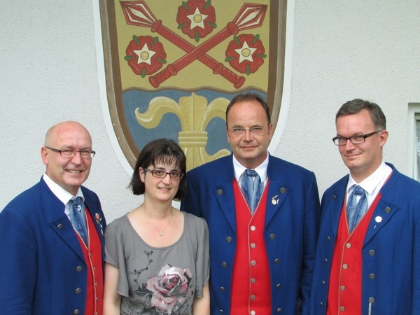 von links nach rechts: 1. Vorsitzender Elmar Straub,  Vorsitzende des Kreisverbandes Rh&ouml;n Grabfeld  des Nordbayrischen Musikbundes Renate Haag, Norbert Straub, Dirigent Michael Baumgart