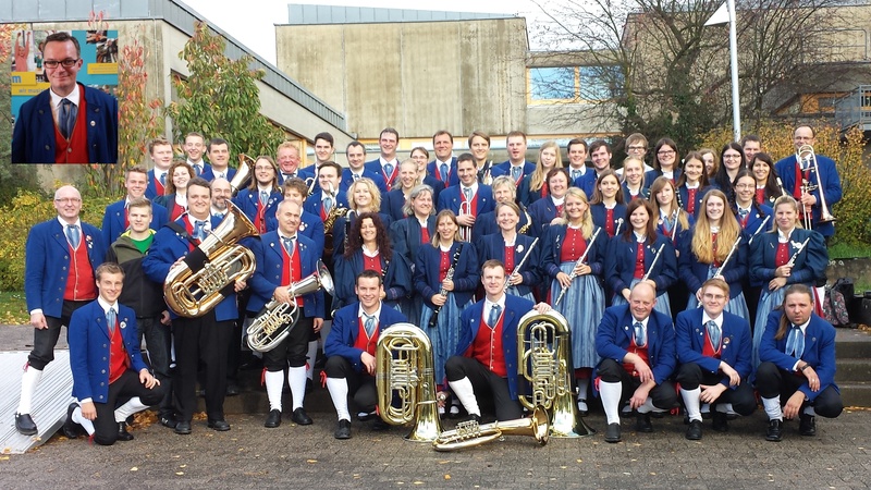 'Ausgezeichneter Erfolg': Dieses Pr&auml;dikat wurde dem Musikverein Hohenroth bei den Wertungsspielen des nordbayerischen Musikbundes verliehen. Dar&uuml;ber freuen sich die Musikanten, ihr Vorsitzender Elmar Straub (ganz links) sowie Dirigent Michael Baumgart (kleines Foto).