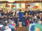 Das gemeinsame Musikst&uuml;ck am Ende der Veranstaltung in der Franken-Therme war der H&ouml;hepunkt des Abends, der unter dem Motto �Musik und Demenz� stand. Eingeladen hatte dazu der Lionsklub.