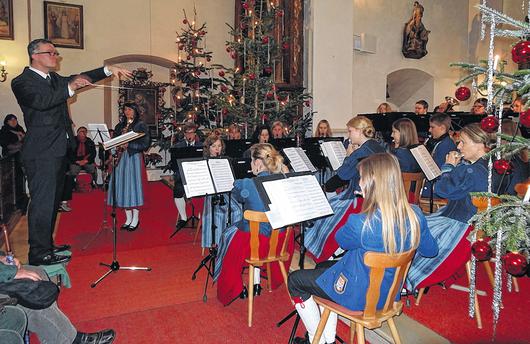 Der Musikverein Hohenroth spielte am Dreik&ouml;nigstag in der Klosterkirche am Kreuzberg. Foto: Eckert