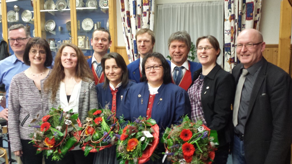Ehrungen f&uuml;r langj&auml;hriges aktives Musizieren gab es beim Musikverein Hohenroth. Das Foto zeigt von links: Dirigent Michael Baumgart, Kreisvorsitzende des NBMB Renate Haag, Katharina Eimer, Sebastian Neugebauer, Ute Fischer, Alexander D&uuml;nisch, Sabine Kaiser, Thomas Kaiser, Sigrid Gerlach und erster Vorsitzender Elmar Straub.