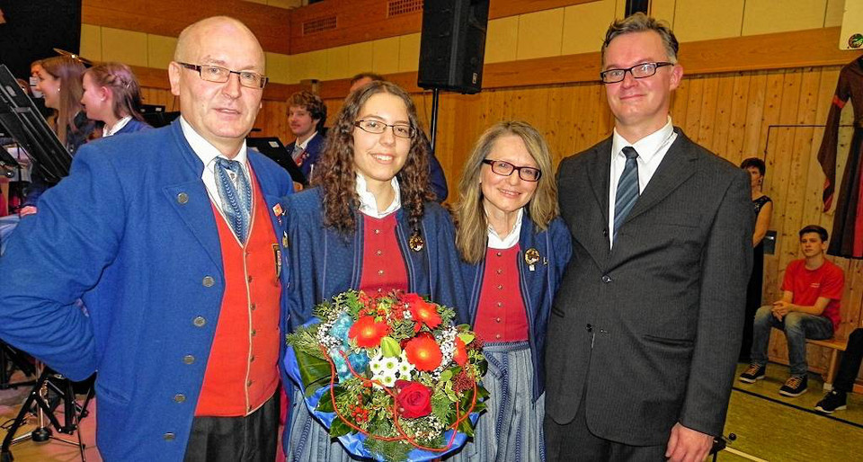 Ganz &uuml;berrascht war Franziska Schwaben (2. von links) , als ihr im Rahmen des Jahreskonzertes des Musikvereins, die Urkunde f&uuml;r die bestandene Pr&uuml;fung �D 3 in Gold� und ein Blumenstrau&szlig; &uuml;berreicht wurde. Die Musikerin spielt Querfl&ouml;te und hat unter 100 Teilnehmern einen hervorragenden Platz unter den besten F&uuml;nf erreicht. Es gratulierten erster Vorsitzender Elmar Straub (links) sowie Ausbilderin Maria Dees und Dirigent Michael Baumgart.