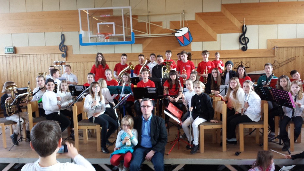 Das Jugendorchester und weitere Gruppen f&uuml;llten die B&uuml;hne w&auml;hrend des Kaffeekonzertes des Musikvereins Hohenroth voll aus.