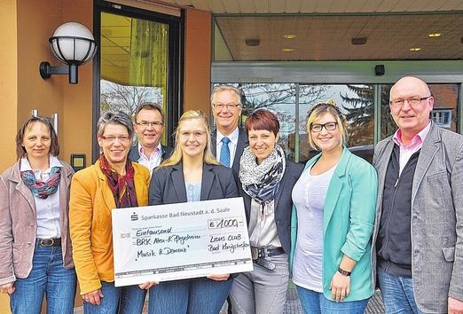 Einen Scheck &uuml;ber 1.000 Euro &uuml;bergab die Pr&auml;sidentin des Lionsklubs Bad K&ouml;nigshofen, Alexandra Bilko Pflaugner, an das BRK Alten- und Pflegheim in Bad Neustadt f&uuml;r das Projekt �Musik und Demenz�. Von links: Monika Weber (Stadtkapelle Ostheim), Heimleiterin Elke M&uuml;ller, Ansgar B&uuml;ttner (Lionsklub Bad K&ouml;nigshofen), Pflegedienstleiterin Kornelia Guck, BRK-Bezirksgesch&auml;ftsf&uuml;hrer Reinhold Dietsch, Lionspr&auml;sidentin Alexandra Bilko-Pflaugner, Projektleiterin Jenny Schneidawind und Elmar Straub (Musikverein Hohenroth).
    Foto: Friedrich