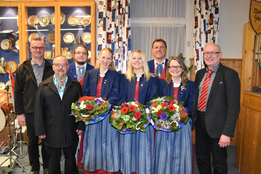 F&uuml;r langj&auml;hriges aktives Musizieren wurden mit Ehrennadeln und Urkunden des Bayerischen Musikbundes ausgezeichnet: Florian Kaiser, Regina M&ouml;lter, Stefanie Buhl, Wilfried Fleckenstein und Maria Dees (ab 3. von links). Es gratulierten Dirigent Michael Baumgart (links), Bernhard Friedl vom NBMB (2. von links), und Vorsitzender Elmar Straub (rechts).