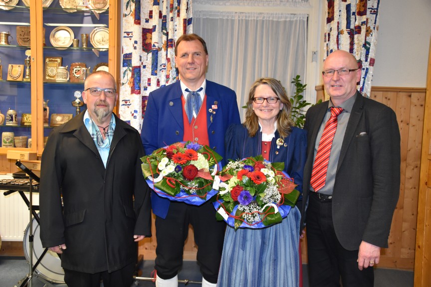 F&uuml;r 40j&auml;hriges aktives Musizieren wurde Wilfried Fleckenstein (2. von links) und f&uuml;r 50j&auml;hriges Musizieren Maria Dees (3. von links) ausgzeichnet. Es gratulierten Bernhard Friedl vom NBMB (links) und Vorsitzender Elmar Straub (rechts).