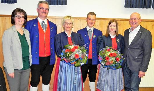 Renate Haag vom Nordbayerischen Musikbund ehrte Musiker f&uuml;r langj&auml;hrige aktive Musikert&auml;tigkeit. das Bild zeigt von links: Renate Haag, Michael Baumgart, Sabine Steinbeck, Tobias Bambach, Sophie Kirchner und Elmar Straub.