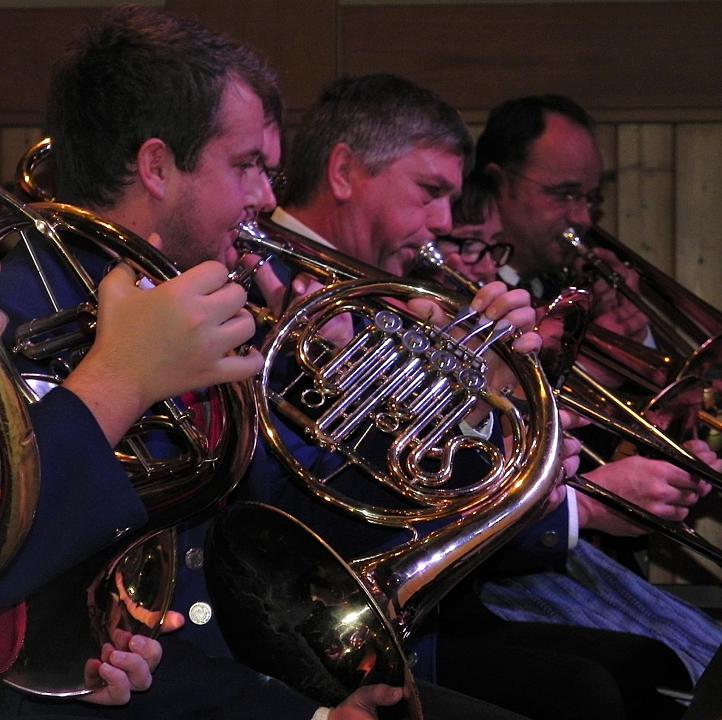 Auf eine grandiose und imposante Zeitreise nahmen die Musiker des Musikvereins Hohenroth ihr Publikum in der Mehrzweckhalle von Hohenroth mit. Foto: Brigitte Chellouche