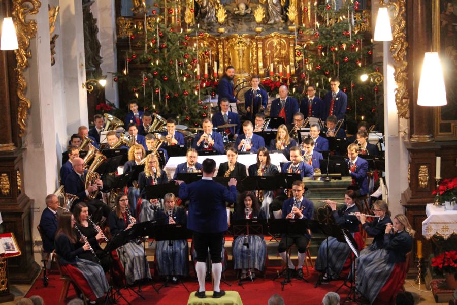 Der Musikverein Hohenroth erfreute in der Klosterkirche am Kreuzberg mit seinem traditionellen Dreik&ouml;nigskonzert.