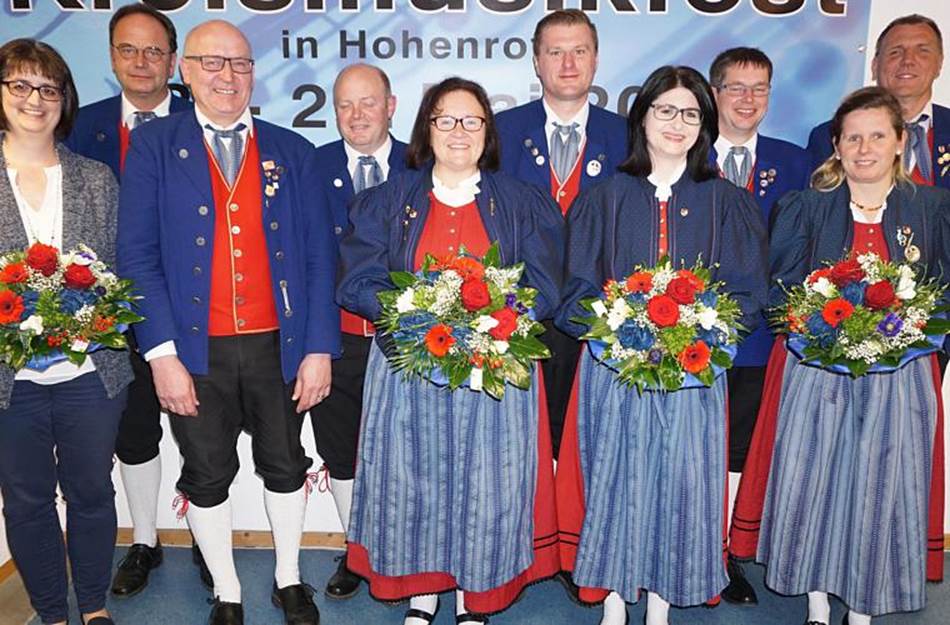 Ehrungen beim Musikverein Hohenroth f&uuml;r langj&auml;hrige T&auml;tigkeit in der Vorstandschaft. Das Bild zeigt (von links) die Kreisvorsitzende des Nordbayerischen Musikbundes Renate Haag, Norbert Straub, Elmar Straub, Stefan Wolf, Sabine Kaiser, Markus D&uuml;nisch, Carolin D&uuml;nisch, Stefan Kis... Foto: Marion Eckert