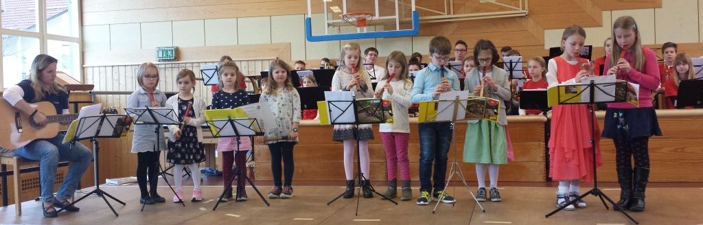 Mit viel Freude zeigten die Kinder vom Sing- und Spielkreis Blockfl&ouml;te des
         Musikvereins Hohenroth ihr musikalisches K&ouml;nnen beim Kaffeekonzert in der
         Sporthalle von Hohenroth