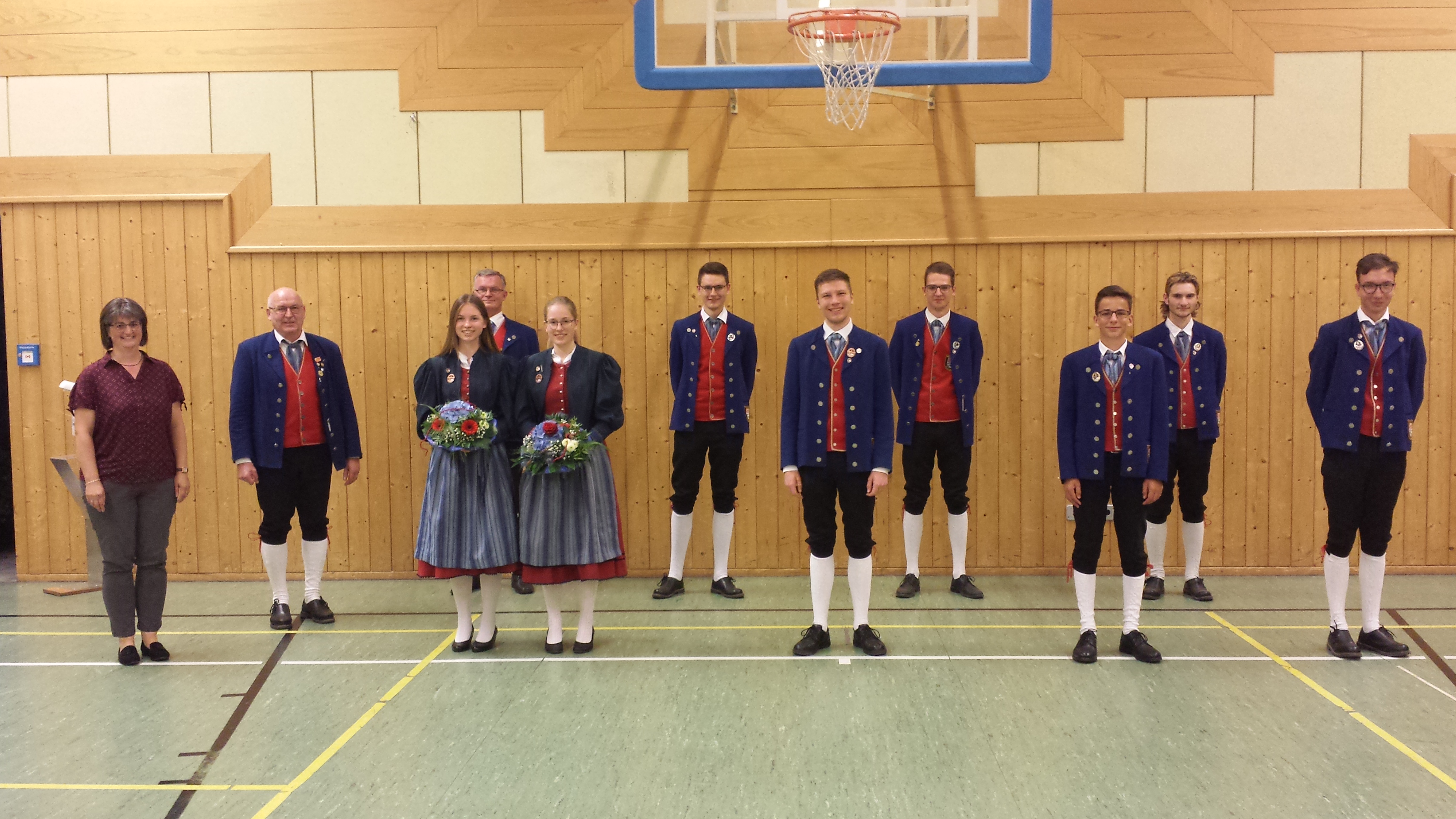 Ehrungen (10 Jahre): von links: NBMB-Kreis-Vorsitzende Renate Haag, Vorsitzender MVH Elmar Straub, Sophia Baumgart, Dirigent Michael Baumgart, Lea Baumgart, Felix Schmitt, Sebastian Seufert , Julian Kaiser, Justin Schmitt, Jakob Ro&szlig;hirt, Nico Fleckenstein