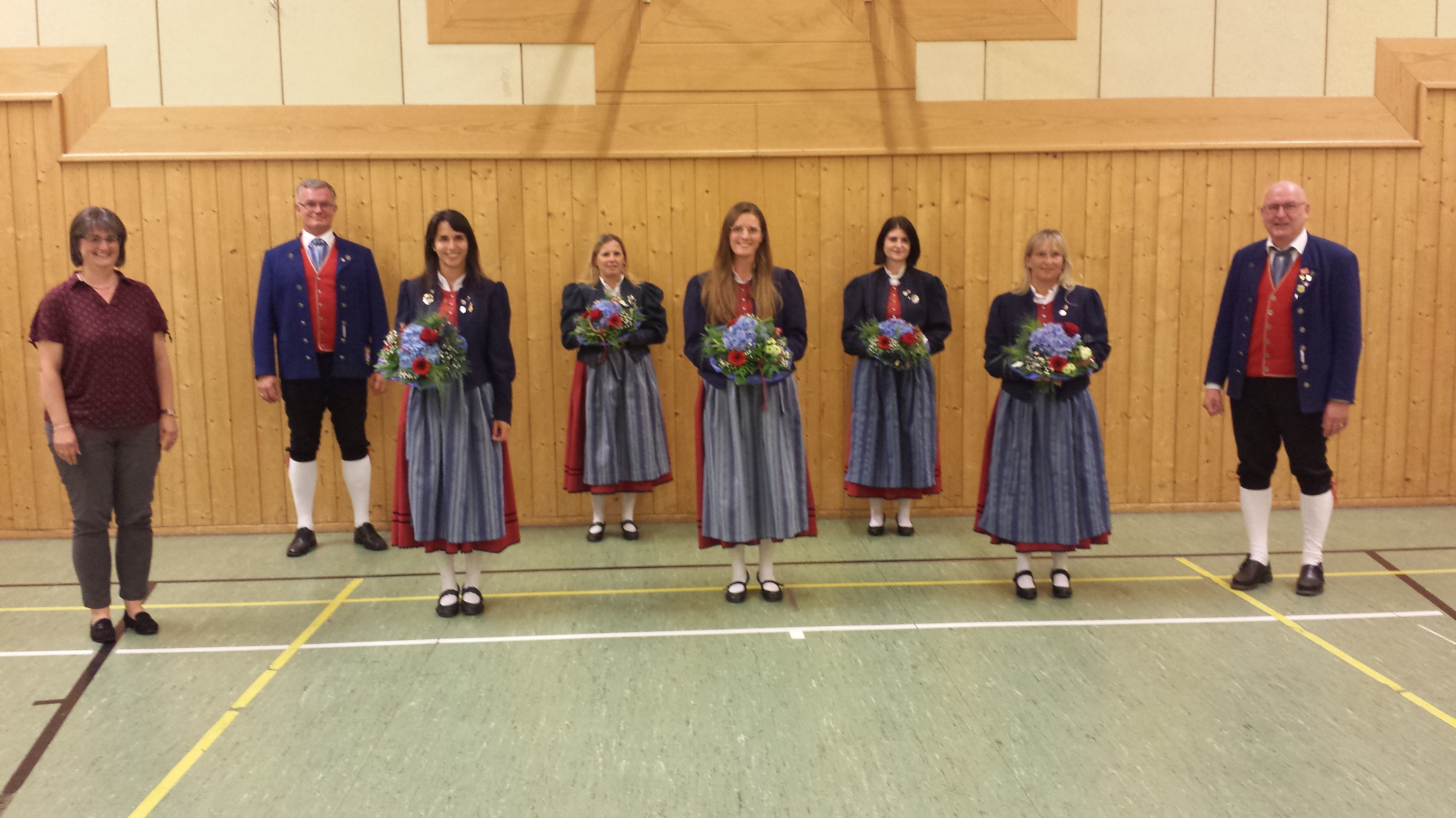 Ehrungen (20 Jahre und mehr): von links: NBMB-Kreis-Vorsitzende Renate Haag, Dirigent Michael Baumgart, Julia Schmitt (20 Jahre), Tanja Schmitt (30 Jahre), Katharina Dietz (20 Jahre), Carolin D&uuml;nisch (30 Jahre), Sabine Zirkenbach (30 Jahre), Elmar Straub (50 Jahre)