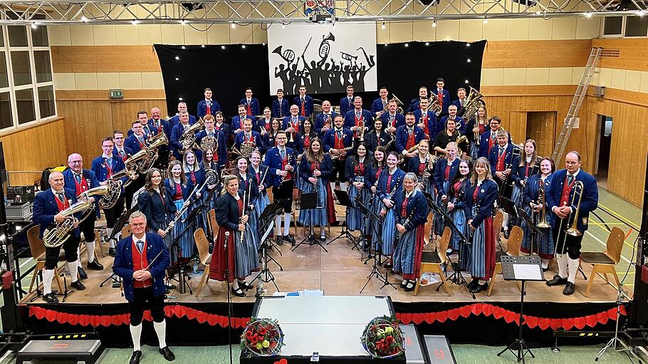 Foto: Akku B&uuml;ttner | Traditionelles Jahreskonzert vom Musikverein Hohenroth. Gro&szlig;e Begeisterung bei den vielen Zuh&ouml;rern.