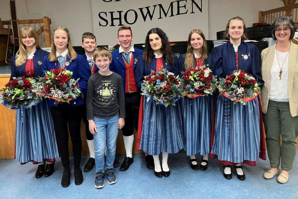 Foto: Anette Straub | Franziska Kissner, Silber D2, Nina Kaiser, Bronze D1, Valentin Schlembach Silber D2, Hannes Fischer, Bronze D1, Andreas M&uuml;ller, Nina Isaac, Selina Sch&ouml;ppner, Lisa Kaiser alle zehn Jahre aktives Musizieren, ...Franziska Kissner, Silber D2, Nina Kaiser, Bronze D1, Valentin Schlembach Silber D2, Hannes Fischer, Bronze D1, Andreas M&uuml;ller, Nina Isaac, Selina Sch&ouml;ppner, Lisa Kaiser alle zehn Jahre aktives Musizieren, Kreisvorsitzende Nordbayrischer Musikbund, Renate Haag, auf dem Bild fehlt Elias Berndl zehn Jahre aktives Musizieren.
