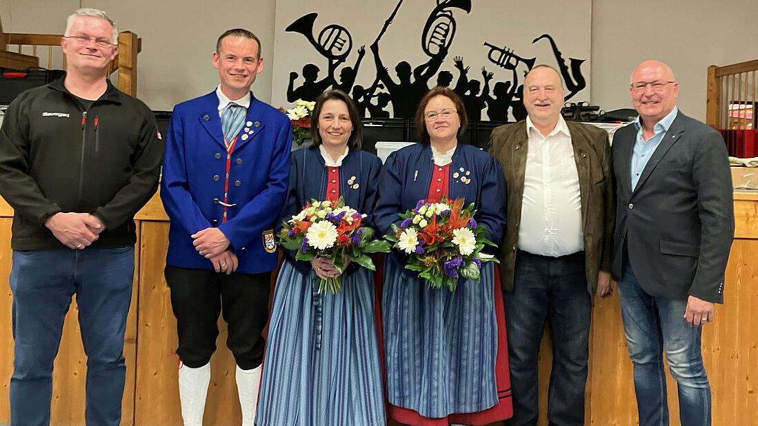 Foto: Felix Schmitt | Auf dem Foto: 1.&nbsp;Dirigent Michael Baumgart, Sebastian Neugebauer 30 Jahre aktives Musizieren, Ute Fischer 40 Jahre aktives Musizieren, Sabine Kaiser 50 Jahre aktives Musizieren, Hubertus Reschny, stellv. Kreisvorsitzender Nordbayerischer Musikbund, 1.&nbsp;Vorsitzender Elmar Straub.