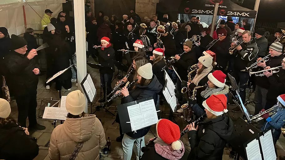 Konzert des Musikverein Hohenroth vor der Kirche Mari&auml; Geburt