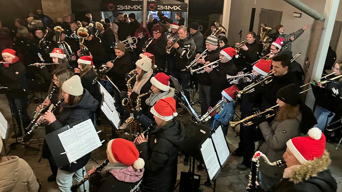 Konzert des Musikverein Hohenroth vor der Kirche Mari&auml; Geburt