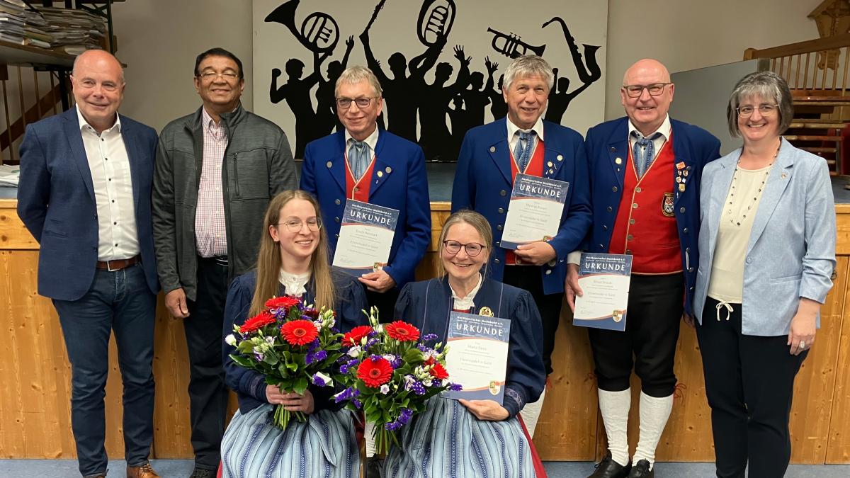 25.04.2026 - Auf dem Foto (von links): Georg Straub, Pfarrvikar George, Erwin Reinhart, Thomas Kaiser, Elmar Straub, Renate Haag; sowie sitzend: Nina Kaiser, Maria Dees. Foto: Anette Straub