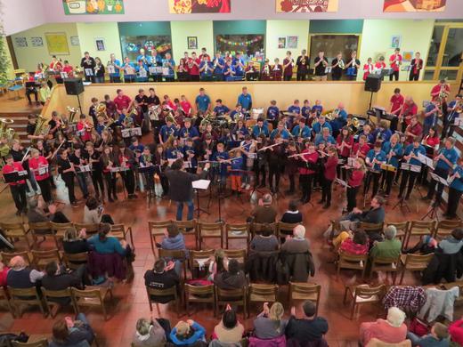 Gro&szlig;es Finale: Zum kr&ouml;nenden Abschluss spielten die Musiker der sechs Orchester gemeinsam in der Aula der Ostheimer Grundschule.
